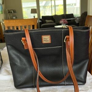 Dooney&Bourke tote, black, brown straps, red interior excellent condition